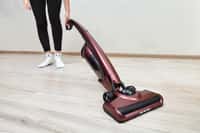 Quel modèle d'aspirateur vous convient le mieux ? Aspirateur balai ou aspirateur traîneau. © grigvovan, Adobe Stock